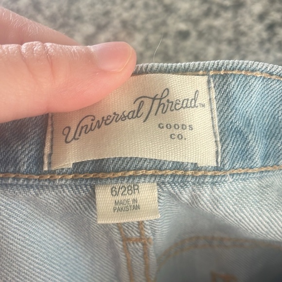 Universal Thread Size 6 Distressed Light Wash Boyfriend Jeans - Picture 7 of 9